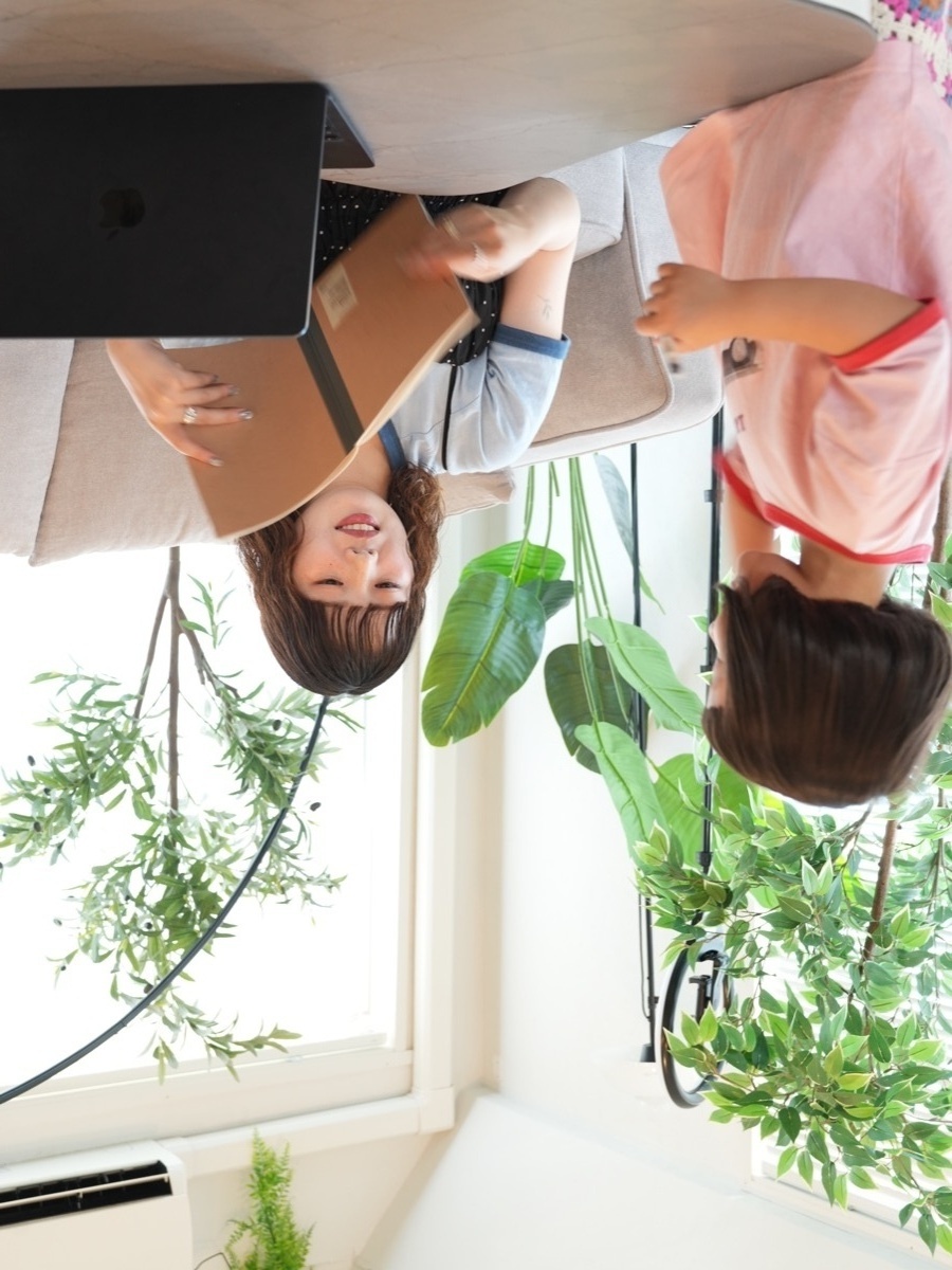 子育て中のママが在宅でパソコンを使っている様子